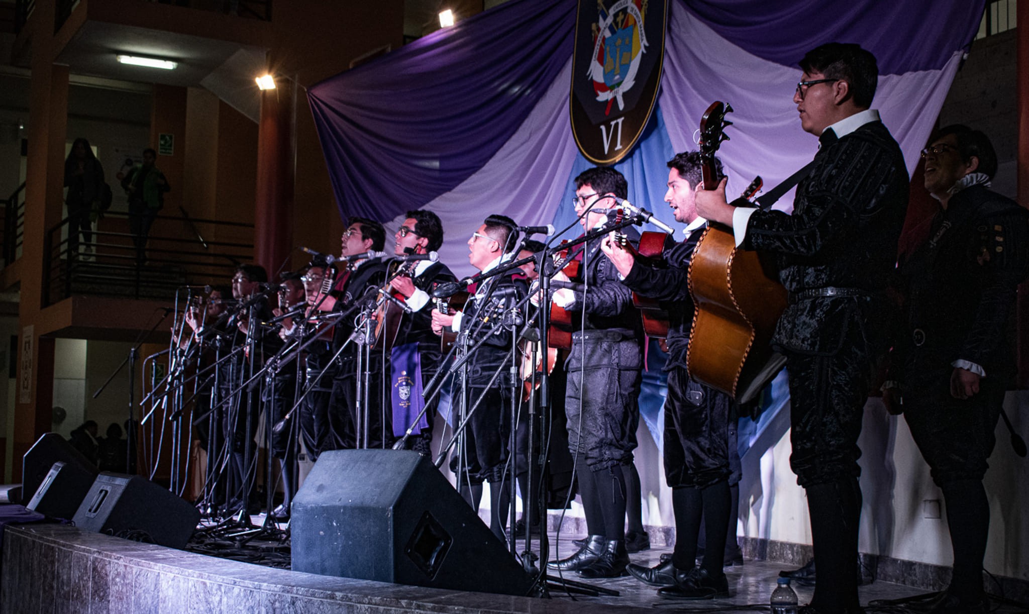 Integrantes de la tuna tocando bandurria durante una presentación