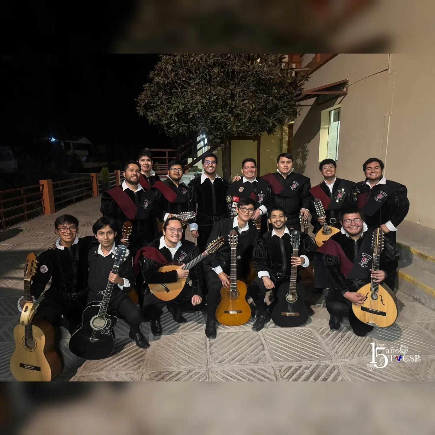 Integrantes de la tuna durante una serenata nocturna