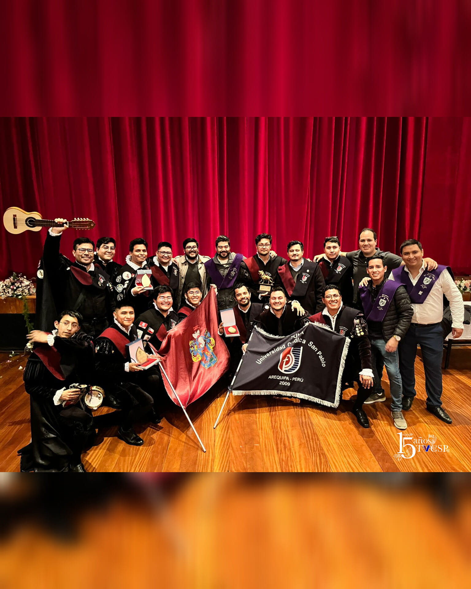 Detalle de los instrumentos y el traje tradicional de la tuna